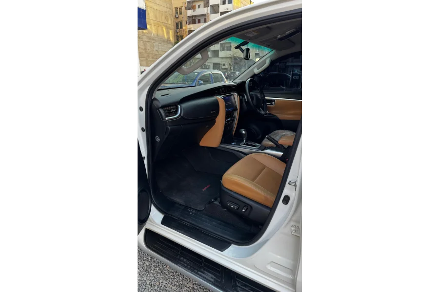 فارچیونر 2.7V کراچی میں برائے فروخت