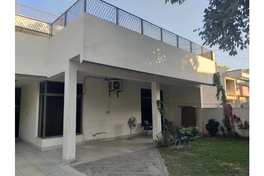 1 کنال ڈبل منزلہ مکان برائے دفتر + رہائش