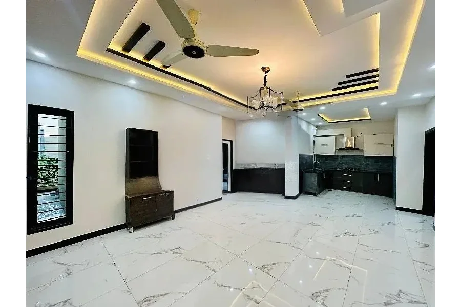 7 مرلہ بالکل نیا لگژری ڈیزائنر مکان کرایہ پر دستیاب ہے۔