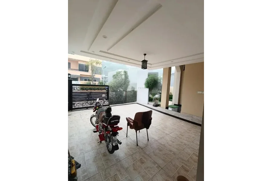 بحریہ ٹاؤن میں 10 مرلہ بالکل نیا مکمل لگژری مکان کرایہ پر دستیاب ہے۔