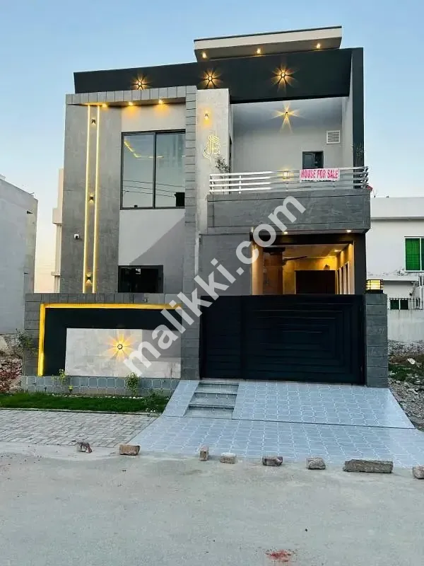 سنٹرل پارک لاہور میں 5 مرلہ بالکل نیا ماڈرن ڈیزائن مالک مکان برائے فروخت، پارک مسجد کے قریب، اور کمرشل ایریا برائے فروخت۔