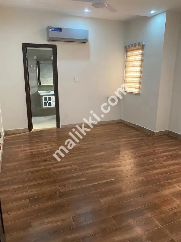 OWNER سے براہ راست !! سرمایہ کار کی شرح ڈیل! فرنشڈ 2 بیڈروم گلبرگ 3 بلیوارڈ نئی عمارت