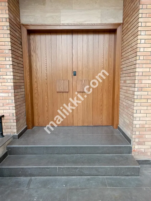 1000sqyd Fully Furnished House Available For Sale