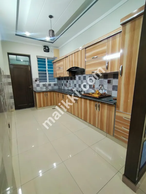 سوان گارڈن اسلام آباد ایچ بلاک میں 10 مرلہ مکان برائے فروخت۔