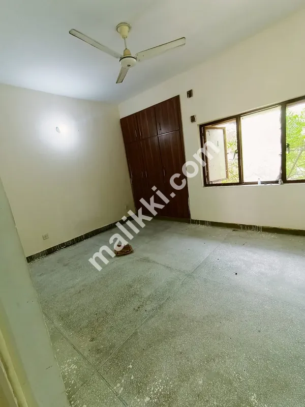 G-11/4 میں فلیٹ کرایہ پر دستیاب ہے۔