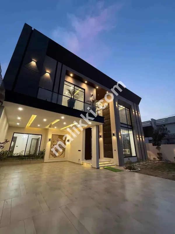 1 Kanal Corner House Available For Sale