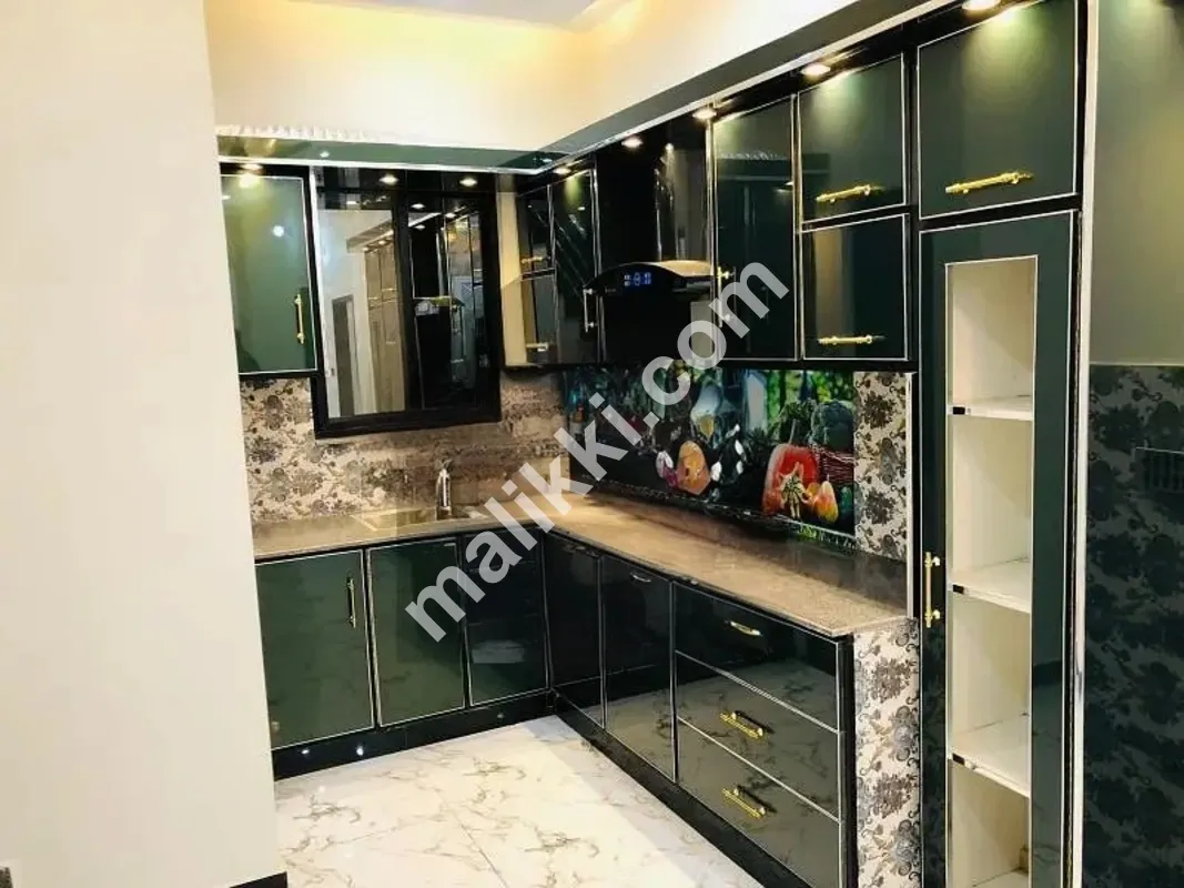 سوئی گیس کی سہولت کے ساتھ تین منزلہ مکان 6 بیڈ روم 6 واش روم 3 کچن، 2 ٹی وی لاؤنج، بڑا کار گیراج