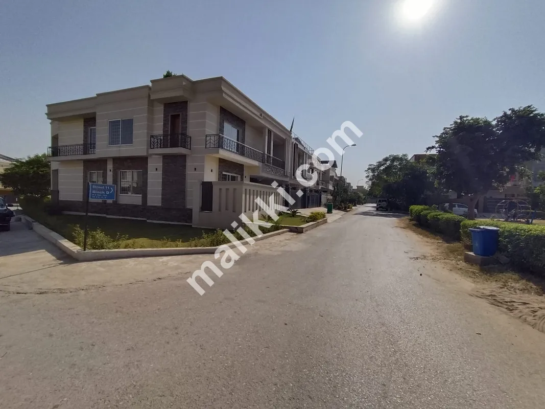 میڈیا ٹاؤن ڈی بلاک میں 11 مرلہ مکان برائے فروخت