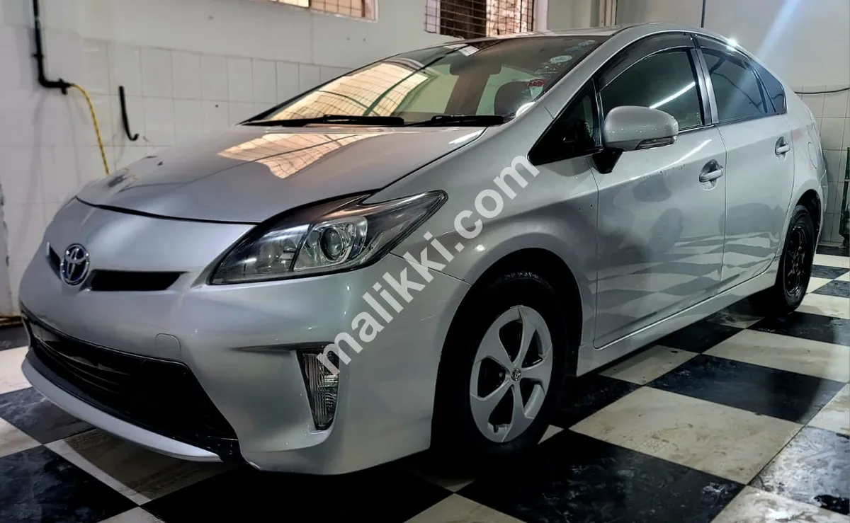 ٹویوٹا پریوس ایس پیکج 