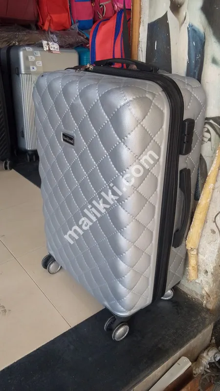 سلور سوٹ کیس