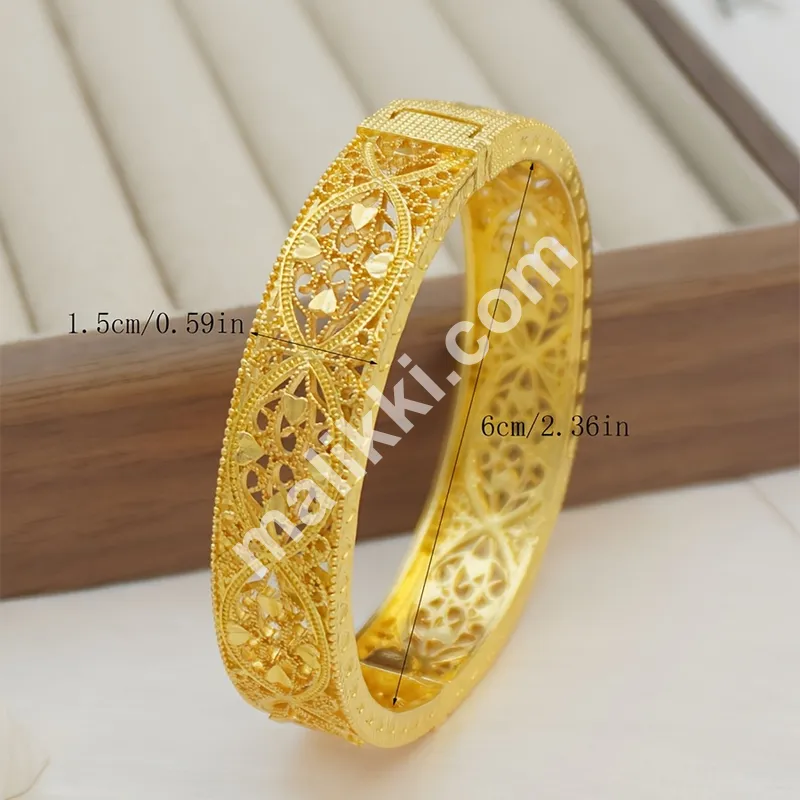 چار بریسلٹس کا ایک سیٹ جس میں جدید ڈیزائنز ہیں۔