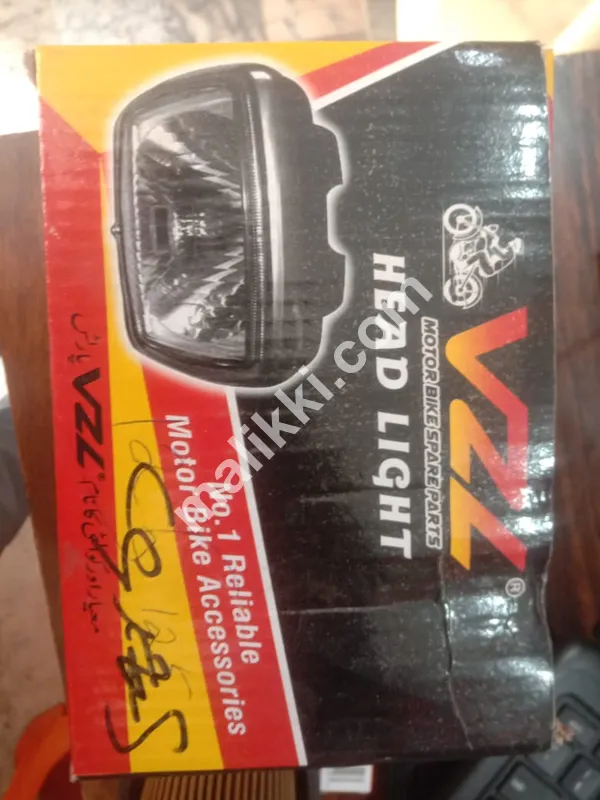 موٹر سائیکل میٹل ہیڈ لائٹ فروخت کے لیے دستیاب ہے۔