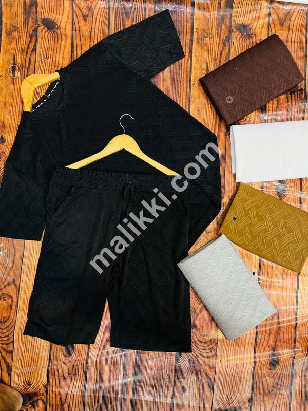 شارٹس اور ٹی شرٹ کا جوڑا