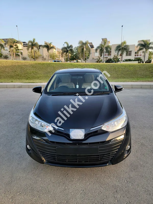 سیاہ ٹویوٹا یاریس 1.5 ATIV برائے فروخت 