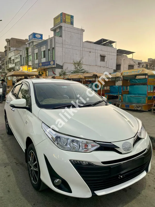 WHITE TOYOTA YARIS 1.5 ATIV