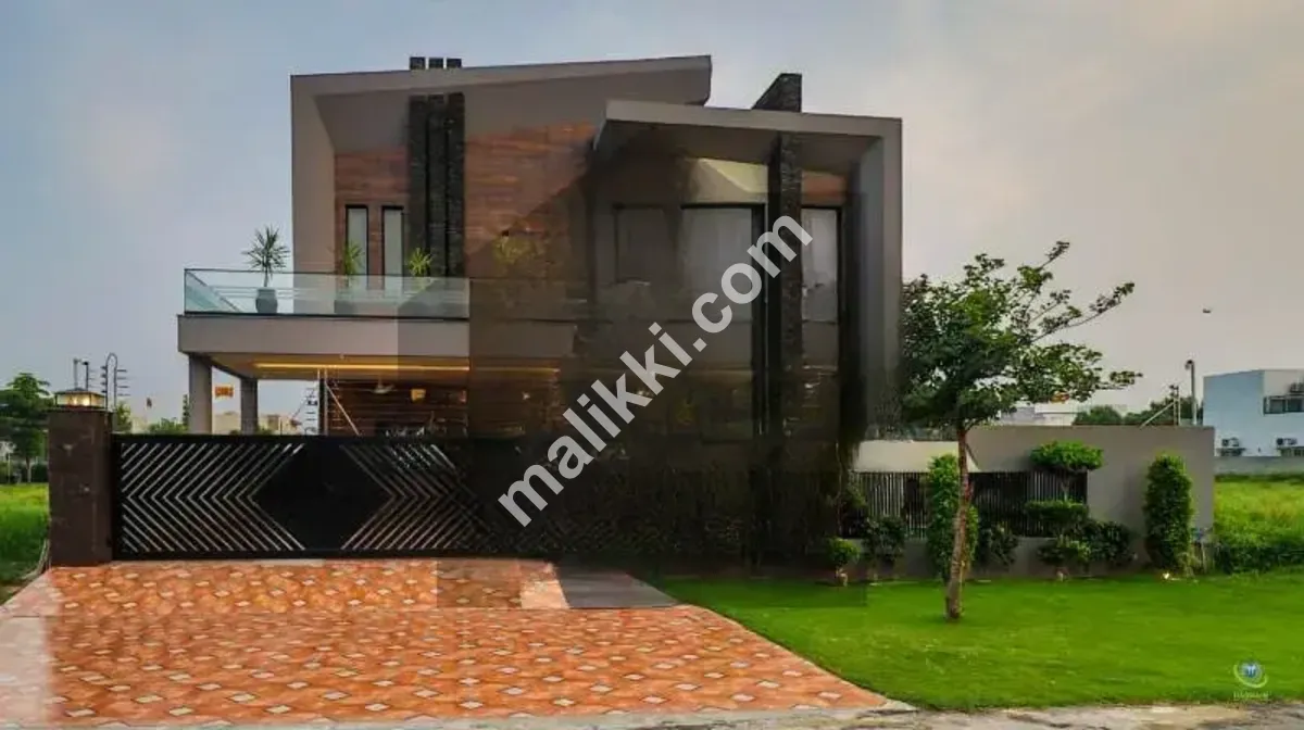 ڈی ایچ اے فیز 7، وائی بلاک میں دبئی کا 10 مرلہ برانڈ نیا لگژری ولا برائے فروخت۔