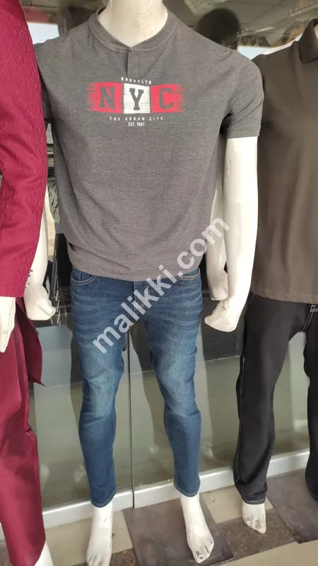 ڈینم جینز کے ساتھ گرے ٹی شرٹ