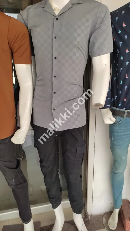 سیاہ پتلون کے ساتھ گرے ٹی شرٹ