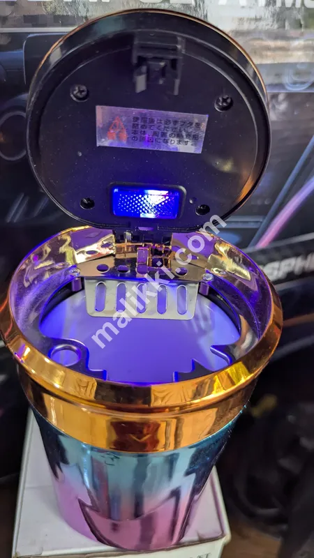 نیون لائٹ کے ساتھ کار ایش ٹرے۔