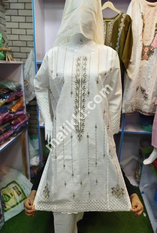 خواتین کی شلوار قمیض سوٹ