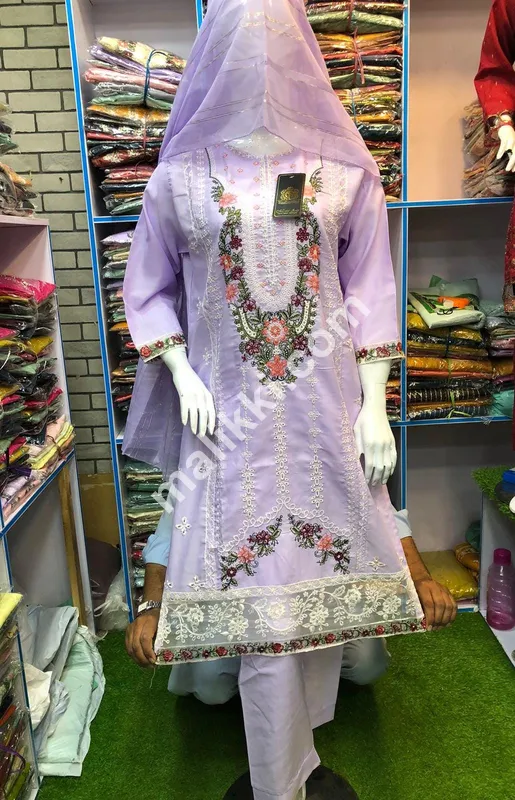 خواتین کی شلوار قمیض سوٹ