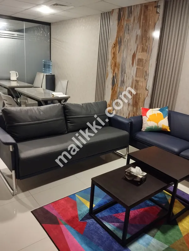 چوتھی منزل کا فرنشڈ آفس سائز 945 مربع فٹ کرایہ پر دستیاب ہے۔