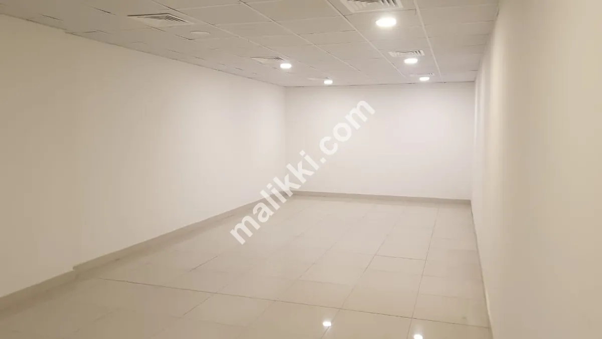 تیسری منزل کوئی کھڑکی نہیں 611 مربع فٹ آفس کرایہ پر دستیاب ہے۔