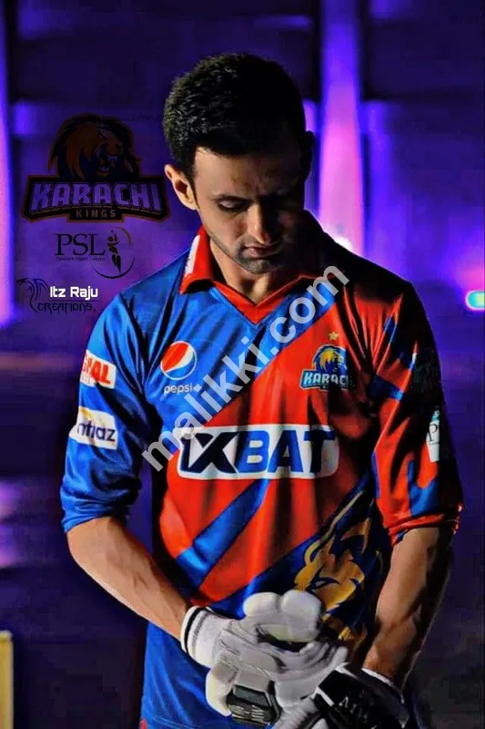 کھیلوں کے لباس کی کٹ فروخت کے لیے دستیاب ہے۔