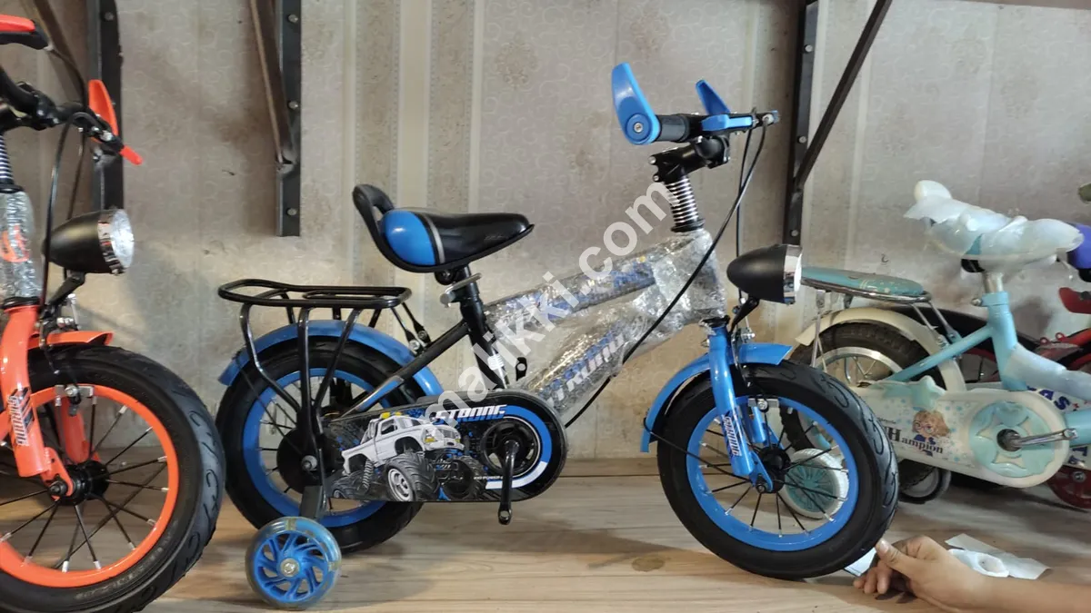 ہیڈلائٹ کے ساتھ سائیکل کے پہیے