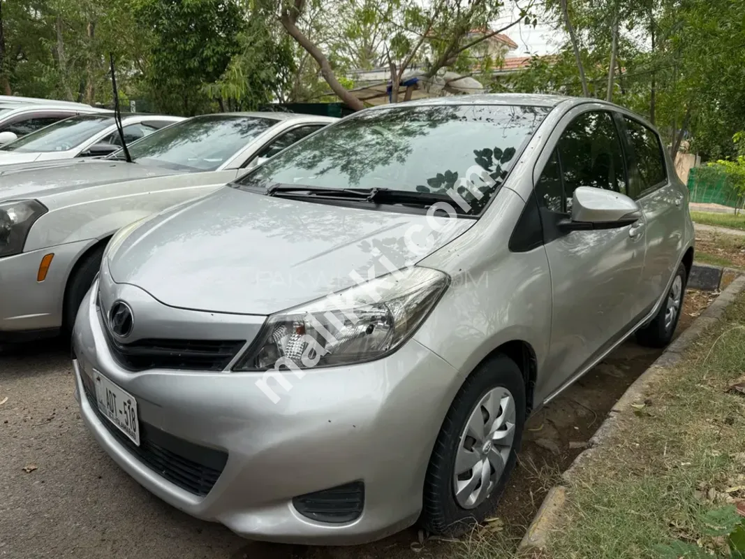 Toyota Vitz F 1.0 2013