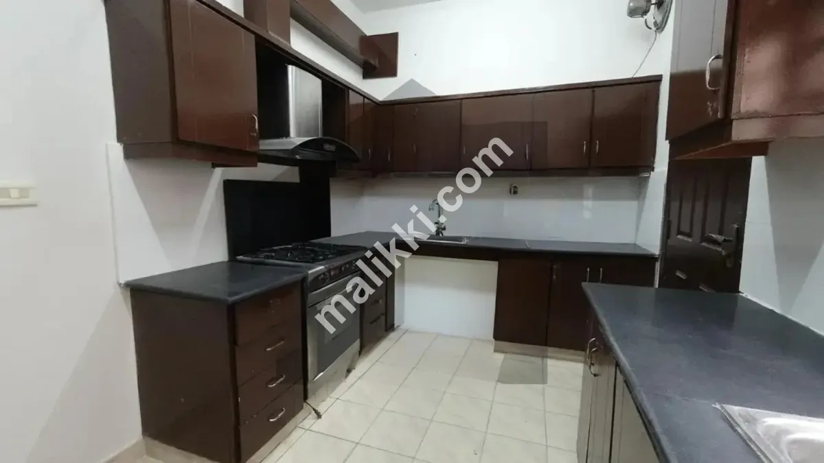 عسکری 14 میں تزئین و آرائش شدہ 3 بیڈ ایس ڈی ہاؤس دستیاب ہے۔