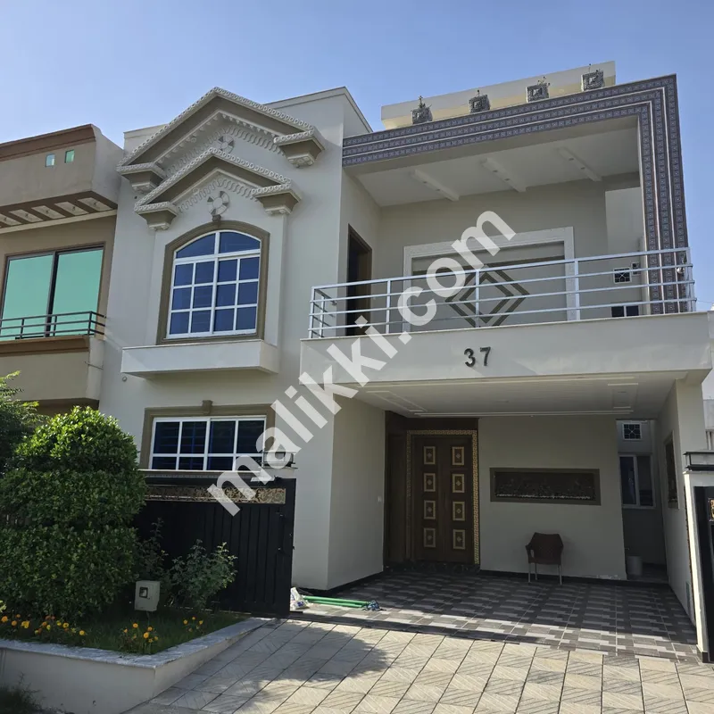 07 Marla House Available For Sale