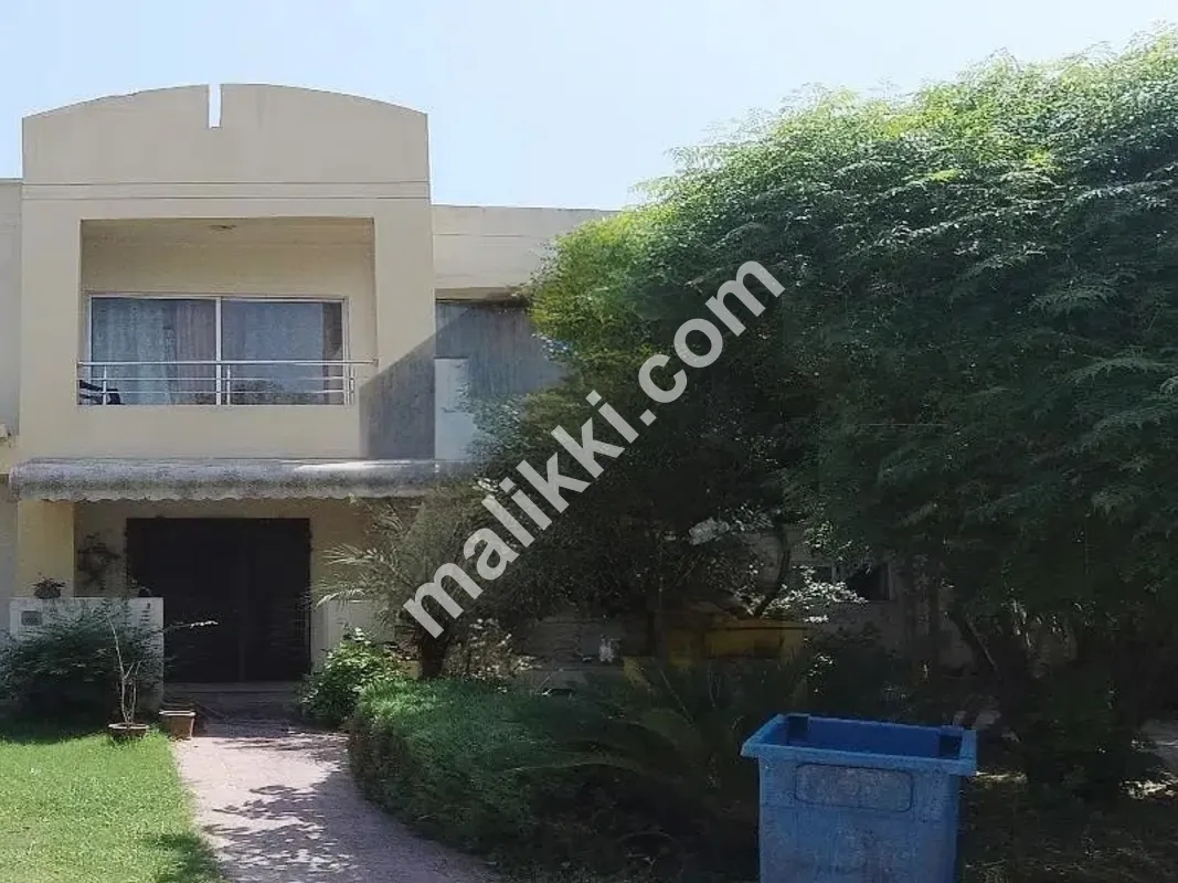 On Excellent Location House Of 5 Marla + 2 Marla Extra Land For Lown In Bahria Town Phase 8 - Safari Homes Is Available