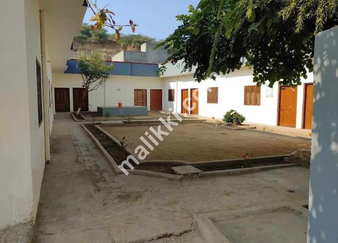 12 کمروں کی عمارت برائے فروخت 