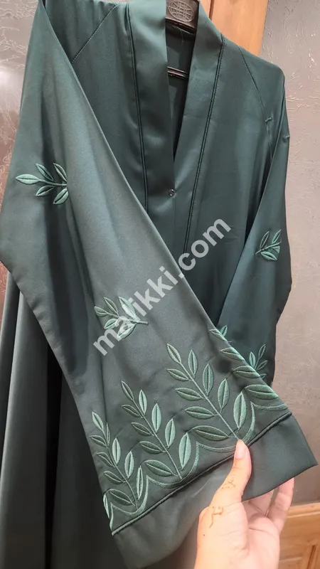 مکمل گھیر NIDA ایمبرائیڈری عبایا