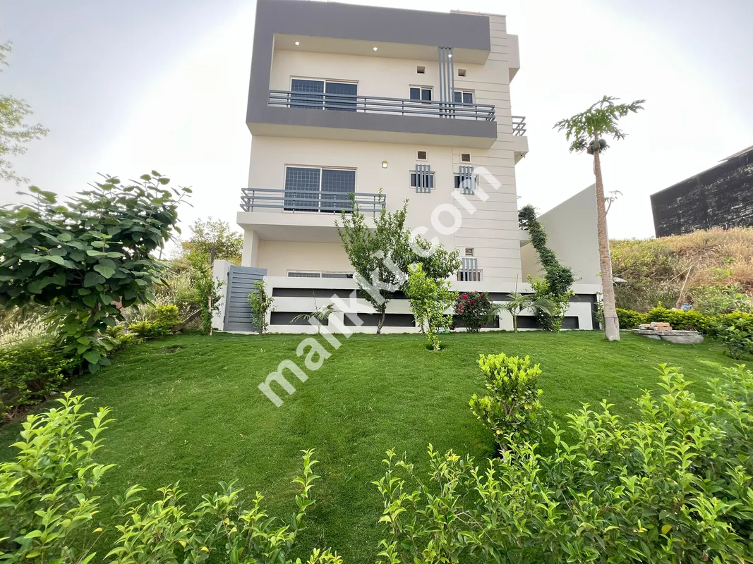 اونچائی والے مقام پر مالک نے ٹھوس مکان بنایا 