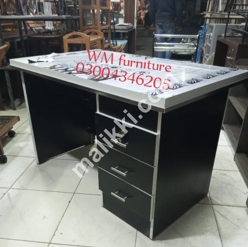 آفس ٹیبل (2.5'4') UV