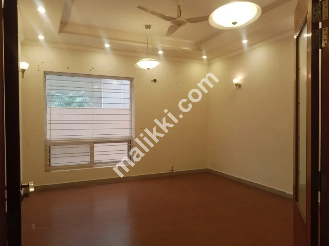 1 کنال ٹرپل سٹوری ہاؤس برائے فروخت 