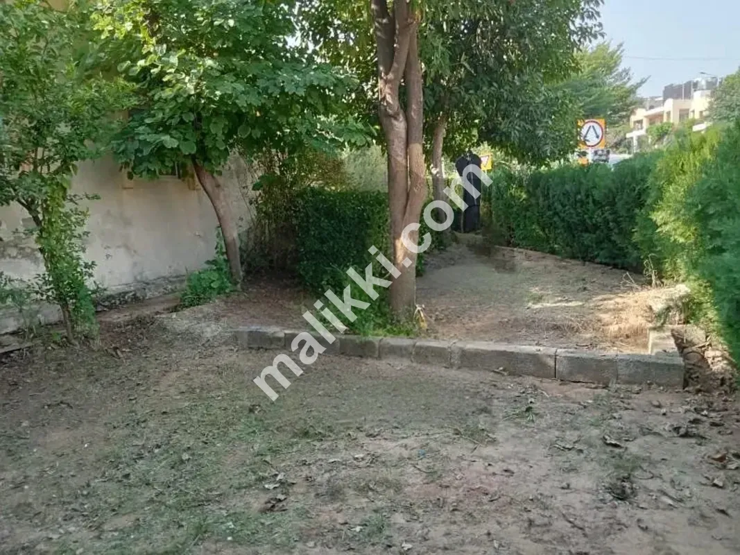 بحریہ ٹاؤن فیز 8 سفاری ہوم سیکٹر ایف 5 مرلہ سنگل منزلہ مکان جس میں مناسب اضافی زمین بلیوارڈ کارنر پارک چہرہ 80 چوڑی سڑک ہے۔