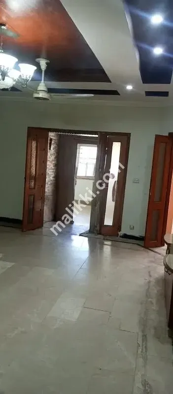 بحریہ ٹاؤن، 10 مرلہ تین منزلہ مکان 6 بستروں کے ساتھ اٹیچڈ باتھس بقایا مقام گیس سرمایہ کار ریٹ پر نصب