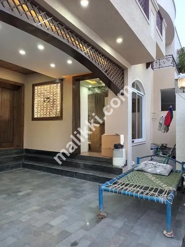 بحریہ ٹاؤن فیز 8 - 8 مرلہ ٹرپل سٹوری ہاؤس بمع تہہ خانہ بالکل تعمیر شدہ، شاندار مقام