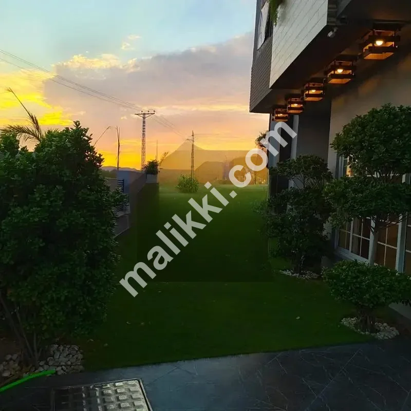 18.5 Marla Beautiful Designer House Corner Double Gate, 4 Bedrooms