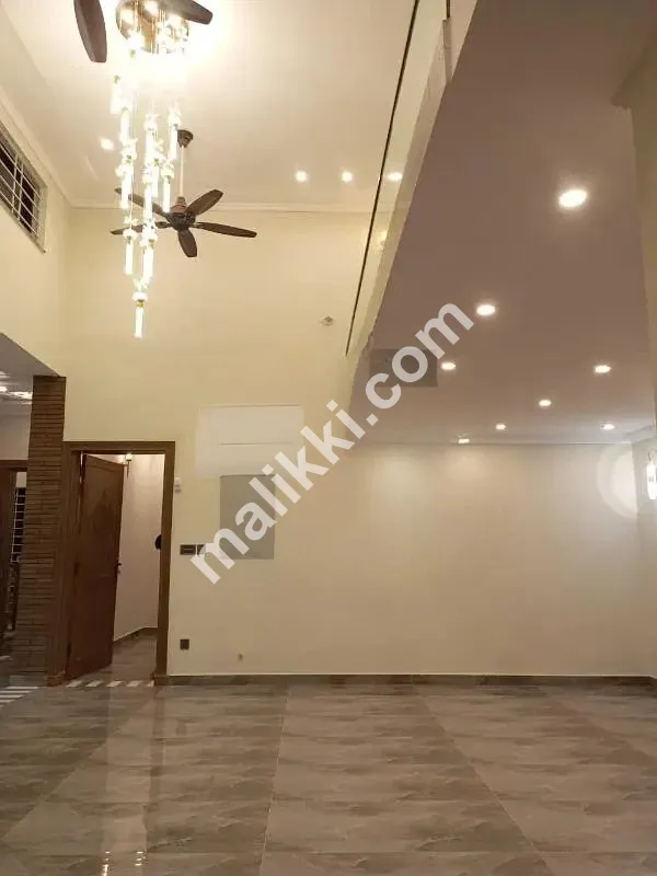 9.75 مرلہ کارنر ڈیزائنر ہاؤس، اٹیچڈ حمام کے ساتھ 5 بیڈروم ایک ڈرائنگ روم 2 ٹی وی