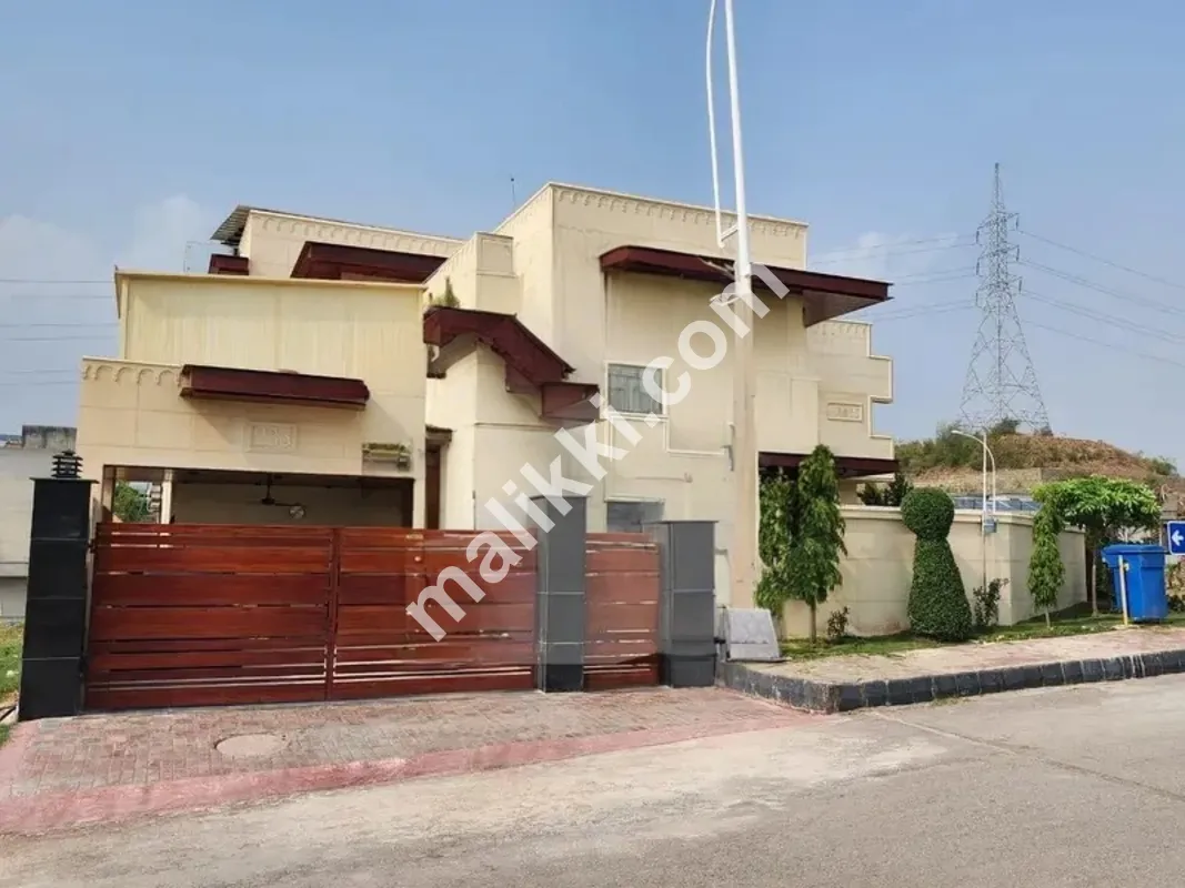 مکمل طور پر فرنشڈ کارنر پارک کا سامنا ڈی بلاک بحریہ فیز 8 مکان برائے فروخت۔