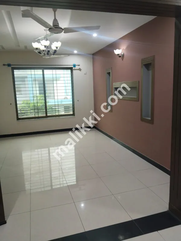  G-15 اسلام آباد میں کرایہ کے لیے اوپر والا حصہ 