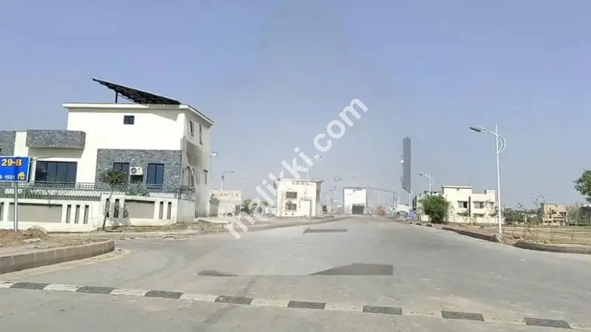 بحریہ ٹاؤن فیز 8 میں مین بلیوارڈ روڈ کے قریب 10 مرلہ ٹھوس پلاٹ