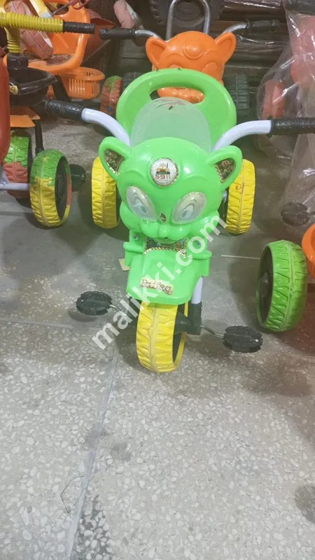 بچے ربڑ کے ٹائر کے ساتھ ٹرائی سائیکل