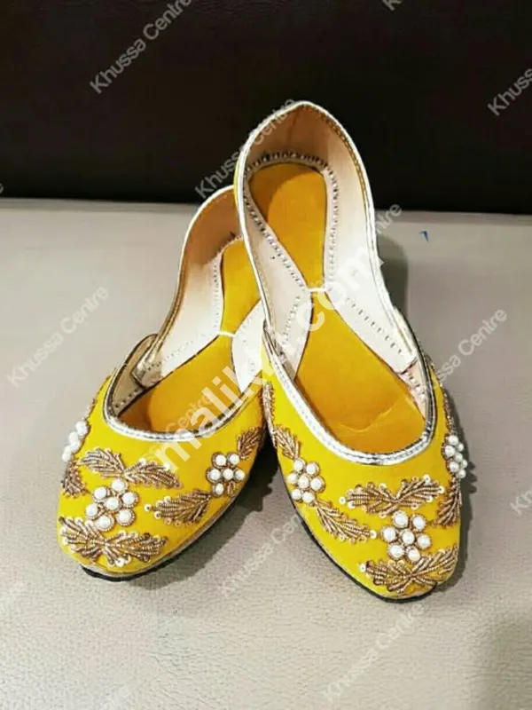 پیلی خواتین کھسہ