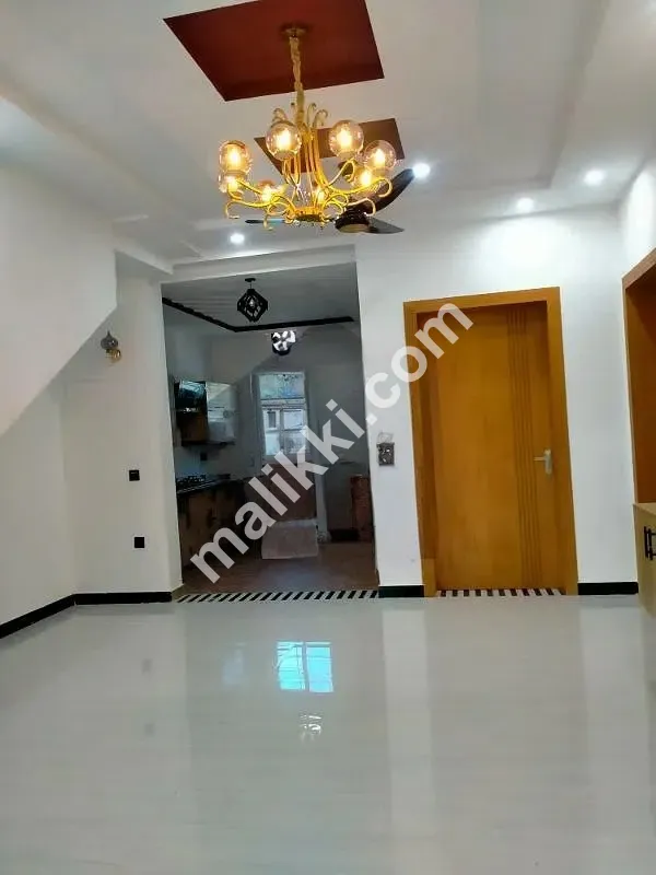 سینٹرل بحریہ ٹاؤن فیز 8 ۔ علی بلاک میں 7 مرلہ مکان 10 لاکھ میں برائے فروخت