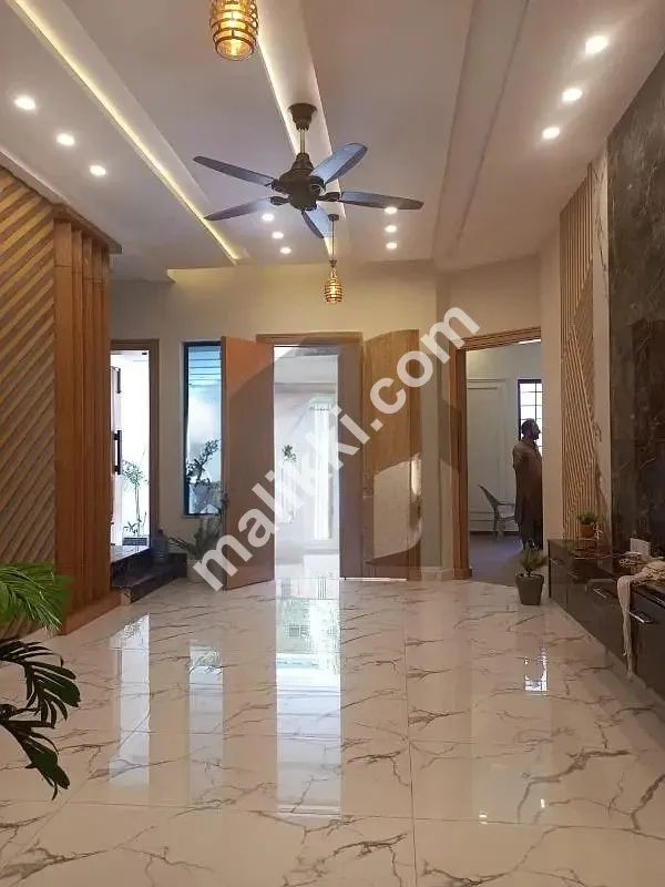 بحریہ ٹاؤن فیز 8، 7 مرلہ ڈیزائنر ڈبل یونٹ ہاؤس سرمایہ کار ریٹ پر دستیاب ہے۔